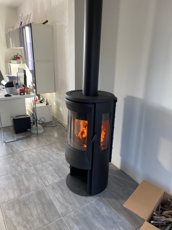 Poêle à bois NEOSEN 3 vitres de chez INVICTA sur Septèmes-les-Vallons