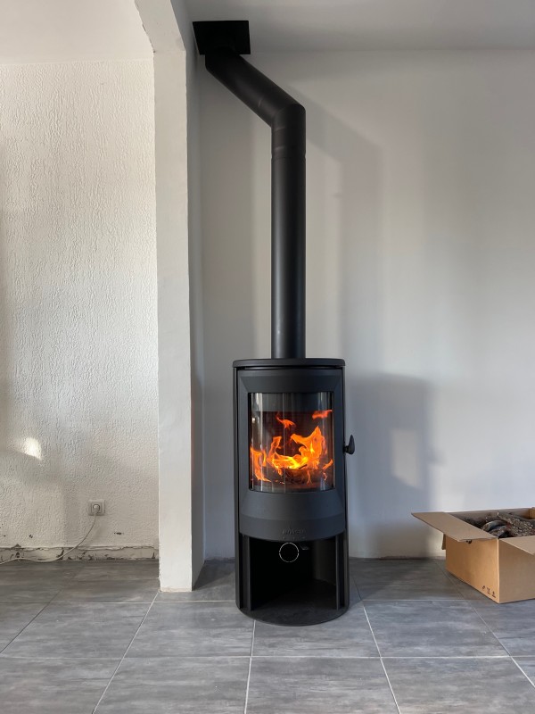 Poêle à bois NEOSEN 3 vitres de chez INVICTA sur Septèmes-les-Vallons